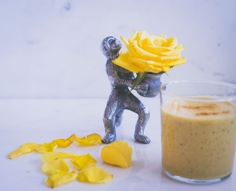 smoothie med mango og gurkemeie