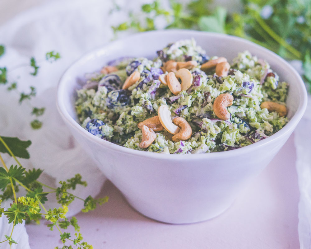 brokkolisalat med druer og cashewnøtter