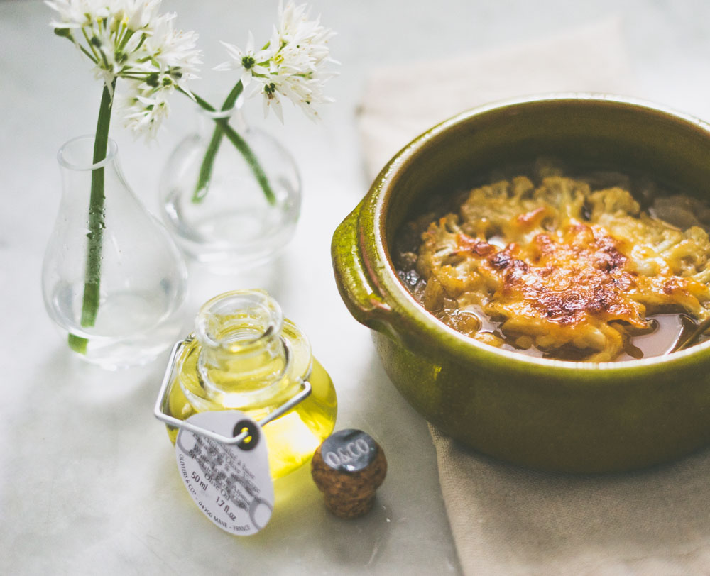 løksuppe med gratinert blomkål trøffelolje