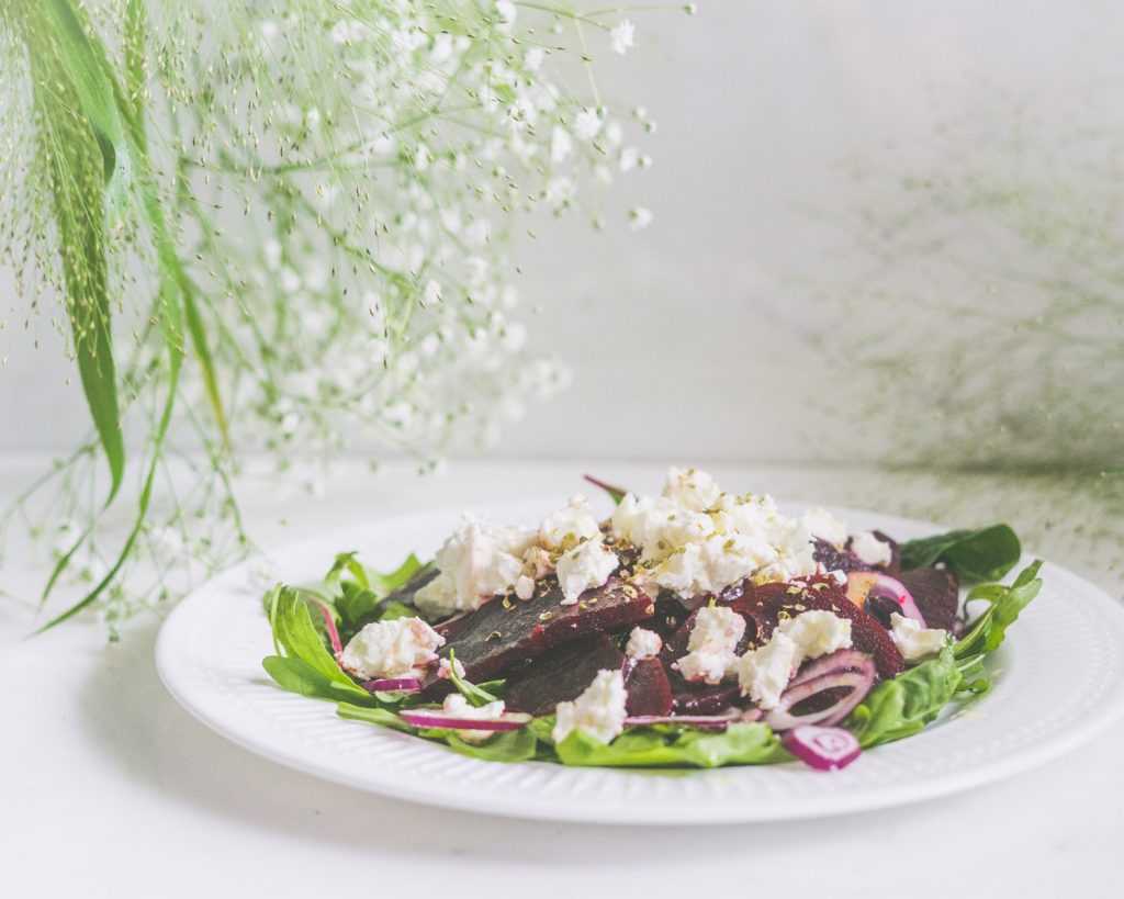 salat med balsamicomarinert rødbeter