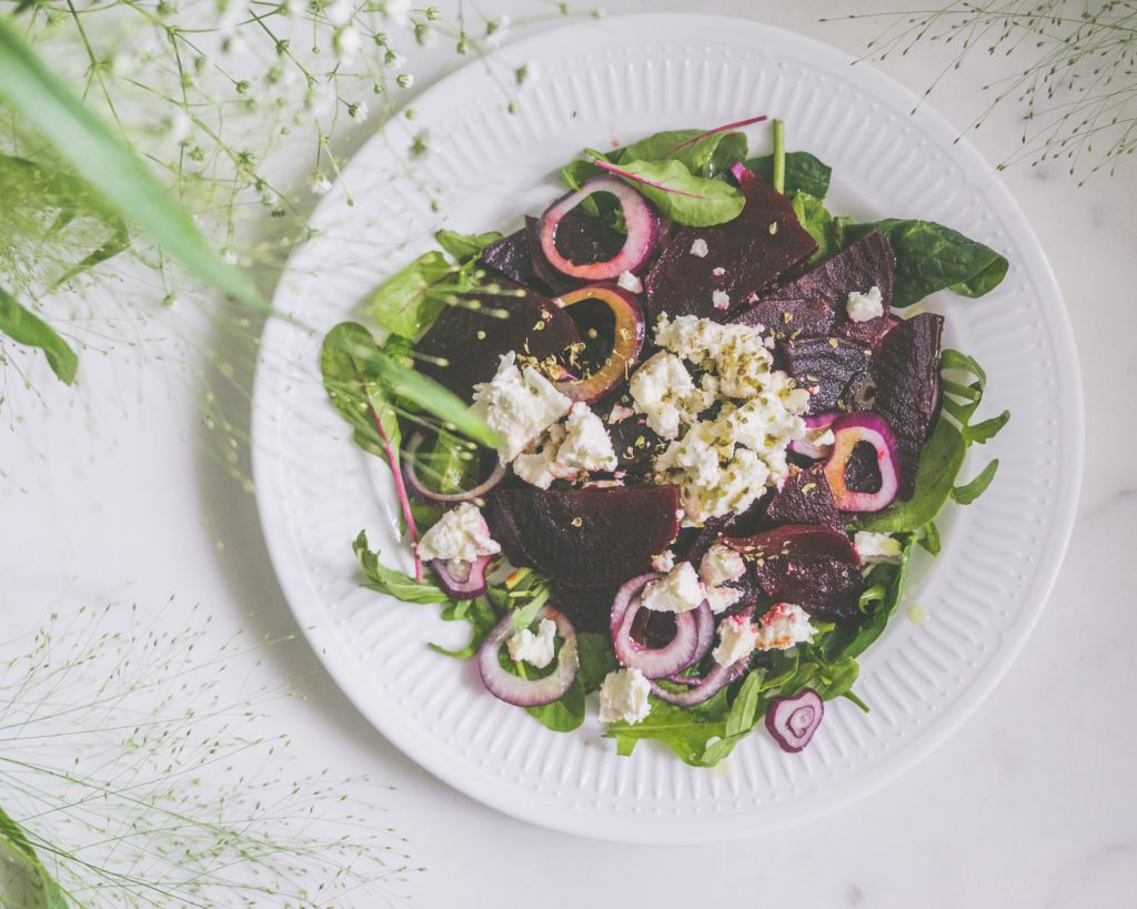 salat med balsamicomarinert rødbeter