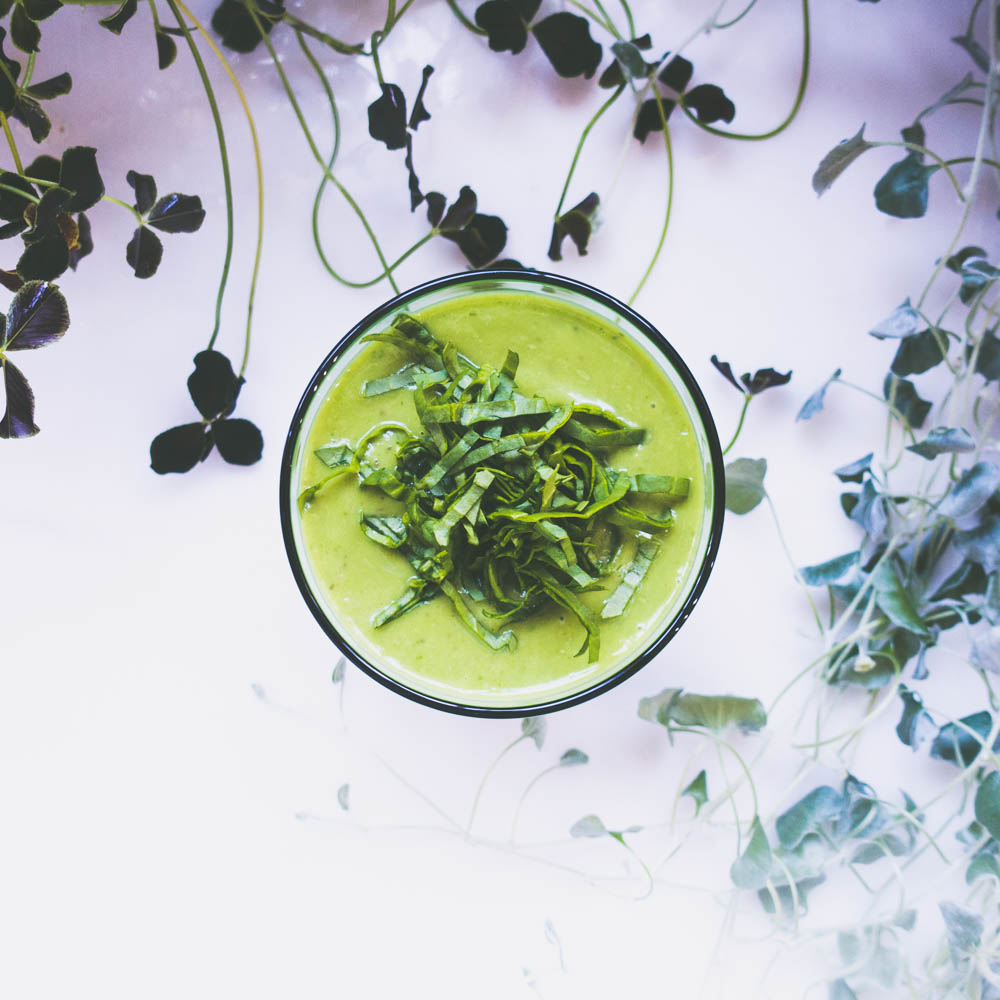 grønn smoothie med avokado og spinat