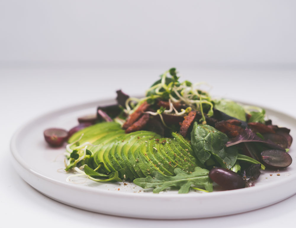 salat med avokado og druer