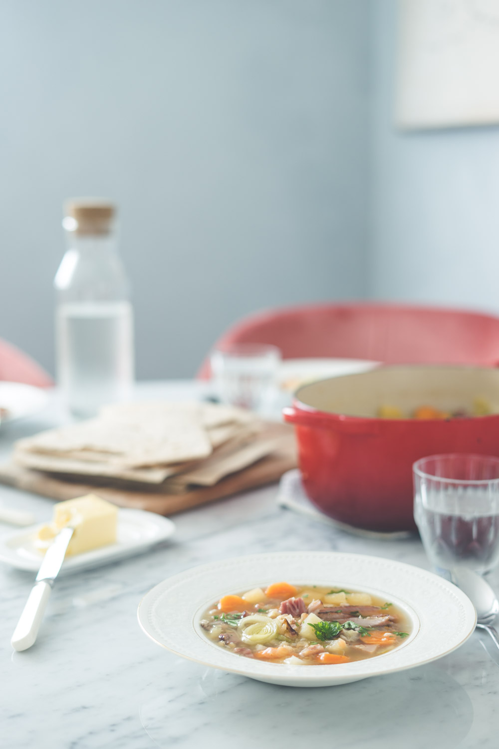 kjøttsuppe med linser og røkt svineknoke