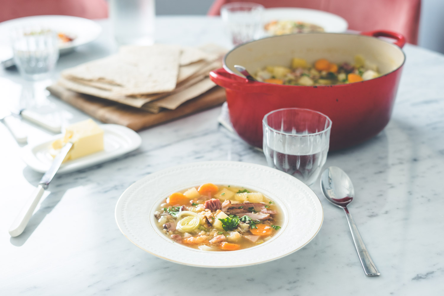 kjøttsuppe med linser og røkt svineknoke