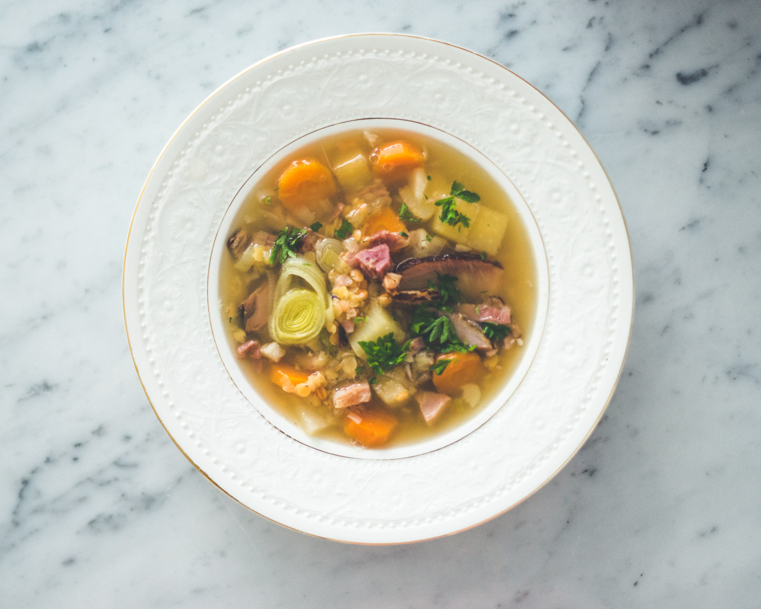 kjøttsuppe med linser og røkt svineknoke