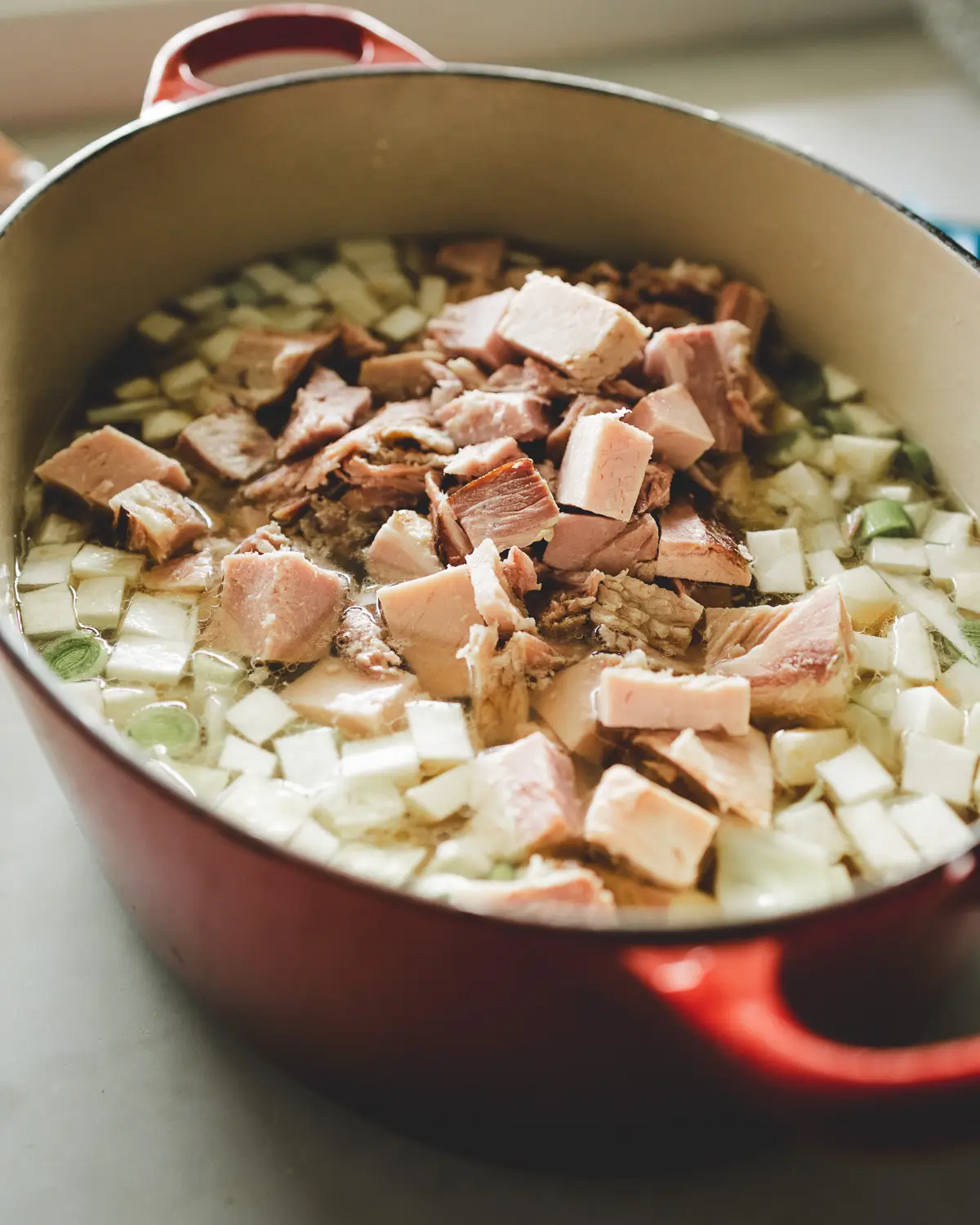 Kjøttsuppe med røkt svinekam og rotgrønnsaker som gulrot, potet, sellerirot, og purre.