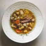 Kjøttsuppe med røkt svinekam og rotgrønnsaker som gulrot, potet, sellerirot, og purre.