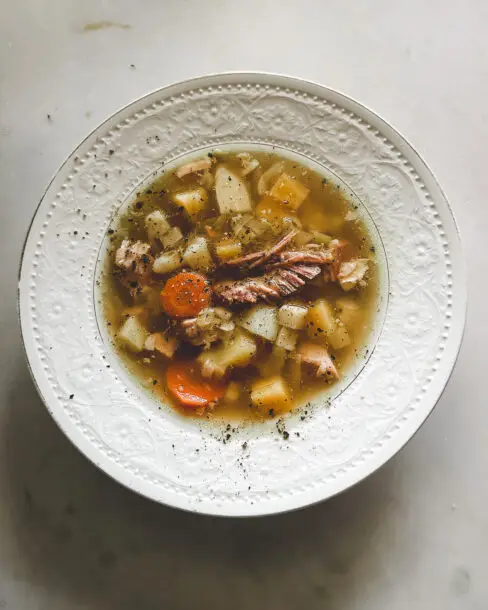 Kjøttsuppe med røkt svinekam og rotgrønnsaker som gulrot, potet, sellerirot, og purre.