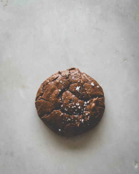 Nærbilde av en saftig cookie brownie med mørk sjokolade og et hint av Maldon saltflak.