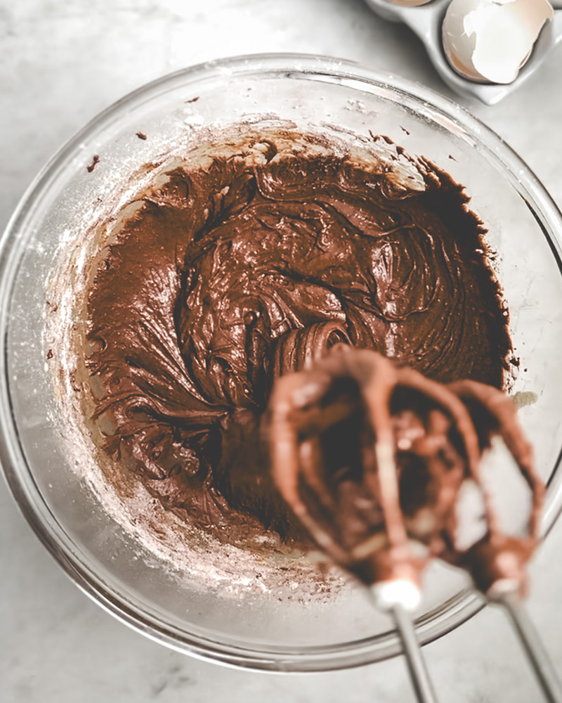 Cookie brownie-deig under tilberedning, med smeltet sjokolade og smør.