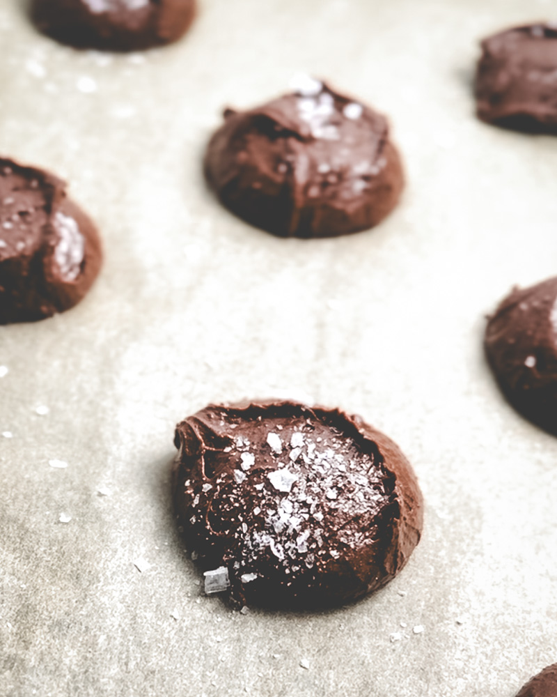 Cookie brownie-kuler klare for steking, toppet med Maldon saltflak.